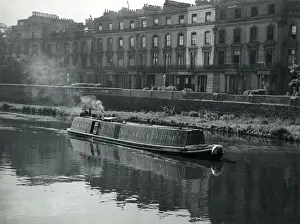 Ein schmaler Kanalboot auf dem Regents Canal in London, England. Datum: 1950er Jahre