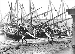 Ralph Ponsonby Watts Photos Drucke: Natives unloading cargo from boats