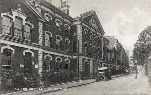 Drucke von Das Vorderhaus des New End Krankenhauses in Hampstead, Nordlondon mit einem Militär-Rettungswagen vor der Tür. Das Gebäude wurde von H.E London Drucke: Neues Ende Krankenhaus, Hampstead, Nordlondon