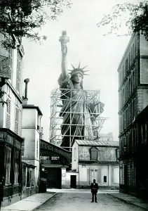 Bildhauerei Drucke: Bau der Statue von Freiheit in Paris