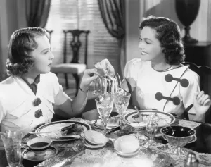 Drucke von Rita Johnson (links) und Maureen O'Sullivan (rechts im Bild 'My Dear Miss Aldrich' von 1937 tragen Kleidung der Dolly-Tree-Kreationen. Datum: 1937 Rita Drucke: Meine teure Fräulein Aldrich 1937 mit den Schöpfungen von Dolly-Tree