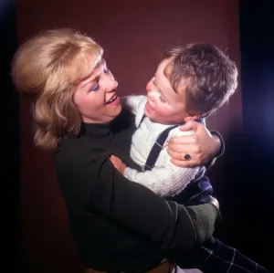 Mother Son Bond Drucke: (insert)