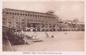 Ein Blick vom Hotel Excelsior auf die Strandpromenade am Lido im Jahrzehnt nach dem Ersten Weltkrieg