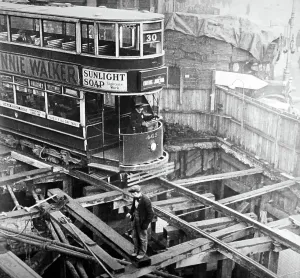London Underground History Drucke: A London tram passing over cut and cover works