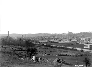 Drucke von Neuwir - ein voller Panoramablick auf die Stadt mit dem Kanal sichtbar und Feldern für Landwirtschaft im Vordergrund. (Standort: Nordirland, Grafschaft Down, Neuwir) Newry Drucke: Newry