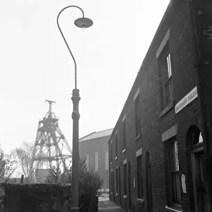 Drucke von Neuwirth Kohlebergwerk, nr. Bolton, Lancashire. Eine ungewöhnliche Sicht des Bergwerks mit Viktorianischem Wohngebiet und einer Straßenlaterne im Vordergrund Newtown Drucke: Neuwirthsche Kohlebergwerk