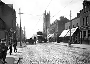 Drucke von Neuhamstort rd. BelFAST - ein hektisches Straßenbild mit Geschäftsfronten, Tramway, Menschen Newtownards Drucke: Neue Straße in Belfast