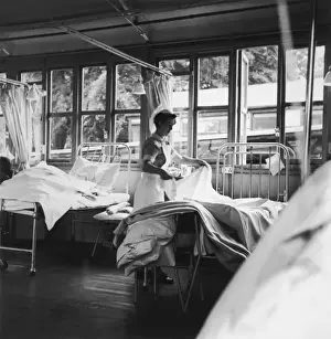 Vintage Hospital Scene Drucke: Nurse Making a Bed