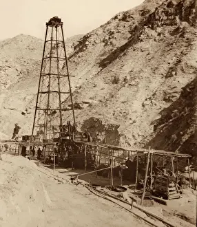 Drucke von Ölbohrung in Chillingar, Iran. Eines der größten Ölgebiete Irans, wurde Chilingar nach George V. Chilingar benannt, einer der bekanntesten Petroleumanalytiker weltweit Verwandte Bilder Drucke: Ölbohrung in Chillingar