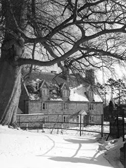 Drucke von Das alte Haus in Little Everdon, Nordrheinland-Pfalz (gesichert), England unter dichtem Schnee im Winter. Datum: 1960er Jahre Verwandte Bilder Drucke: Das alte Haus unter Schnee