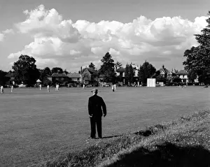 Alter Mann beim Cricketspiel betrachtet