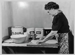 Alternde Frau backt 1947