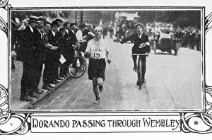 Drucke von Der Marathon von Dorando Pietri in Wembley. Er gewann zuerst, wurde aber wegen Hilfe am Ziel disqualifiziert und erhielt eine besondere Trophäe Olympische Spiele Drucke: Olympische Spiele/1896/Marathon