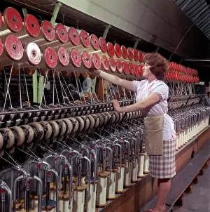 Historical Textile Industry Drucke: Operating a wool-winding machine