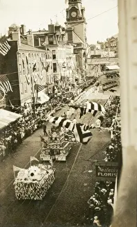 Ein Umzugsfest im Fall River Massachusetts mit einem Schirmhersteller-Float von Sherwin Williams