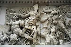 Der Pergamonsäulenaltar. Athene gegen den Riesen Alkyonos