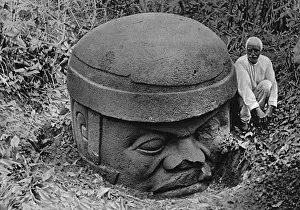Drucke von Große Kopf des Olmecs entdeckt am See Titikaka an der Grenze zwischen Peru und Bolivien Olmeken-Zivilisation Drucke: Peru / Massives Olmecs Kopf