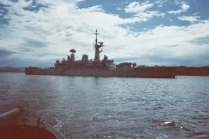 Drucke von Die HMS Minerva (F45), eine Klasse der Fregatten 'Leander', von der königlichen Marine, im Hafen von Stanley auf den Falklandinseln im Jahr 1984 anlegen für Besatzung R&R. Datum: 1984 Südamerikanische Kunstdrucke: Die HMS Minerva im Hafen von Stanley