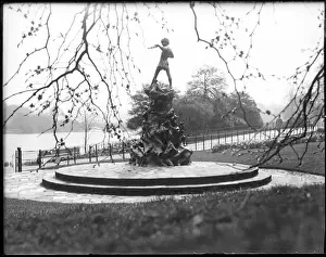 Drucke von Der Statue von Peter Pan wurde am 1. Mai 1912 im Kensington-Garten aufgestellt und vom Bildhauer George Frampton geschaffen Denkmäler Und Gedenkstätten Drucke: Statue von Peter Pan