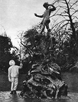 Peter Pan Statue Drucke: Peter Pan statue without his pipe