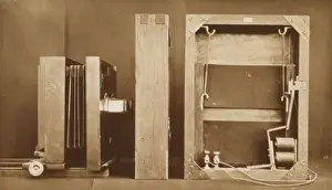 Old Camera Technology Drucke: A photographing camera and back of electro-shutter
