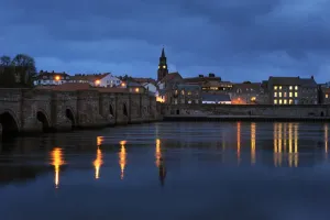 English Coastal Scene Drucke: River Tweed flows under the old Berwick Bridge