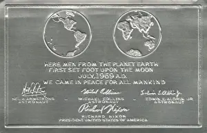 Plakette, die von den ersten Besuchern auf dem Mond zurückgelassen wurde.