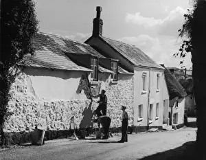 Drucke von Renovieren Sie die Wände einer Hütte in der malerischen Dorfstadt Chagford im Devontal Chagford Drucke: Das Verkleiden von Kotten Wänden