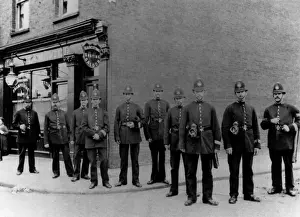 Polizei Drucke: Polizeibeamte vor einem Friseurgeschäft