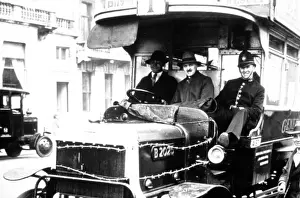 Historical Police Uniforms Drucke: Policeman on a bus