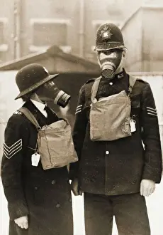 Polizei Drucke: Polizist und Polizistin mit Gasmaske