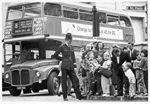 Drucke von Ein Polizist hält seinen Blick auf eine Gruppe junger Besucher fest, die sie auf der Straße halten und weit vom Weg des Nummer acht Routemasters in Richtung Maida Vale nach London entfernt sind Bus Drucke: Polizist und Jungkrawalle