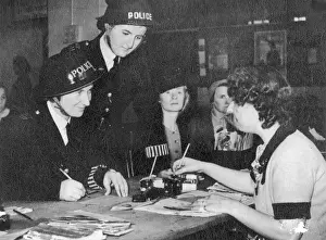 WW2 Policewomen Drucke: Two policewomen registering for war work