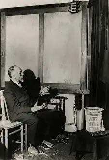 Harry Price Investigation Drucke: A portion of the electrical device for controlling mediums