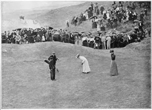 Drucke von Eine Dame legt während eines Spiels im Royal Portrush in Nordirland aus, während eine Menge Zuschauer zusehen Sport Drucke: Golf von Portrush 1897
