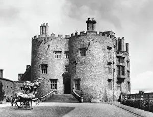 Drucke von Ein Blick auf das rohsteinige Powis Schloss, bekannt für seine schönen Gärten des 18. Jahrhunderts Schloss Drucke: Powis Castle