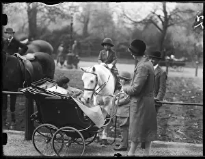 Victorian Era Family Life Drucke: Pram in Rotten Row