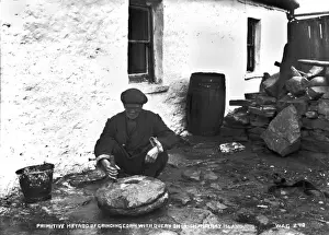 Early 1900s Irish Scenes Drucke: Primitive Method of Grinding Corn With Quern on Inishmurray