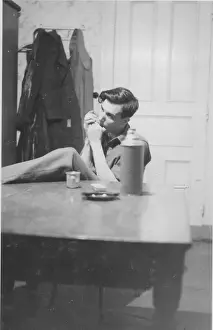 World War Two Historical Photos Drucke: Private Tom Tedder playing the harmonica WW2