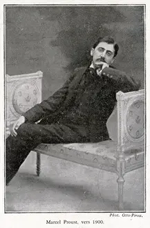 Drucke von Marcel Proust Französischer Schriftsteller entspannt sich auf einem dekorativen Sofa Marcel Proust Drucke: Prost, ich bin um 1900