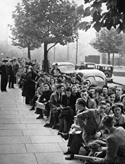 WWII Home Front Entertainment Drucke: Public queuing to see Faust, 1939