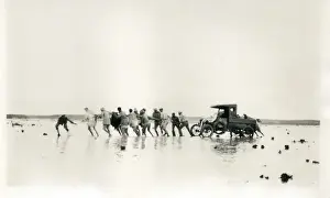 British Military Transport Drucke: Pulling a car out of the mud, Middle East