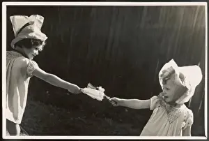Childhood Christmas Memories Drucke: Pulling a Cracker / 1930S