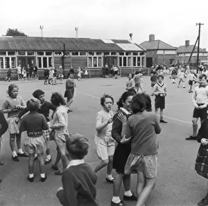 Schüler im Spielplatz der St-Lukas-C-of-E-Primarschule