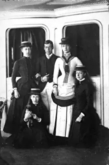 Drucke von Ein Fotograf aus dem Jahr 1884 zeigt Königin Viktorien mit vier ihrer Kinder: von links vorne Prinzessin Louise und Prinzessin Maud (gesessen), Fürst Georg (später George V) Maud Drucke: Königin Alexandrina und Kinder