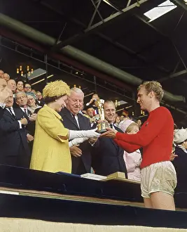 Drucke von Finales der Weltmeisterschaft 1966 Vereinigtes Königreich Drucke: Königin Elizabeth II überreicht Bobby Moore den Weltmeisterschaftstitel
