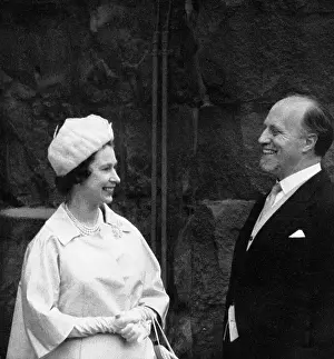 Queen Elizabeth II Visit Drucke: Queen Elizabeth II with Sir Basil Spence