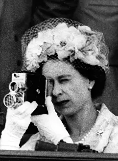 Königin Elisabeth II mit einer Cinematographie-Kamera