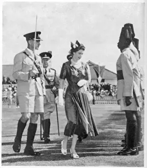 Drucke von Elizabeth II überprüft die Ehrenwache der ugandischen Polizei während ihrer kurzen Besuchszeit, sie tragen Khakidrill und dunkelblauen Tarbouchs Uganda Drucke: Königinbesuche in Uganda