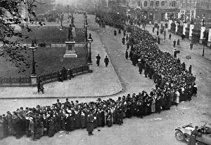 Westminster Abbey Ceremony Drucke: Queue for Tomb of the Unknown Warrior, 1920